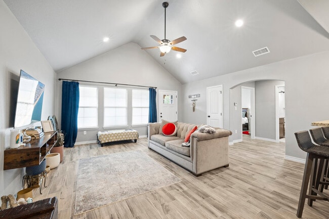 Photo - 1777 Point View