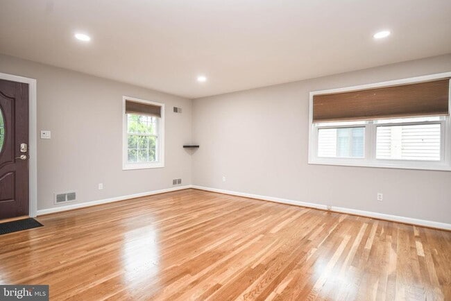 Photo - 3709 Lawrence Ave
