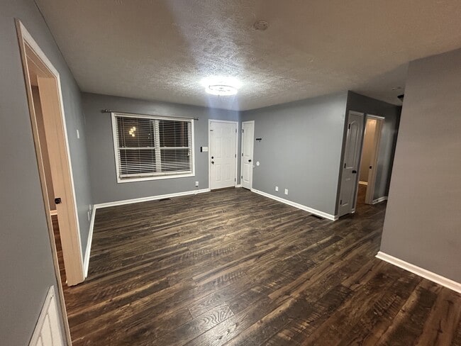 Photo - 573 Somerset Ln