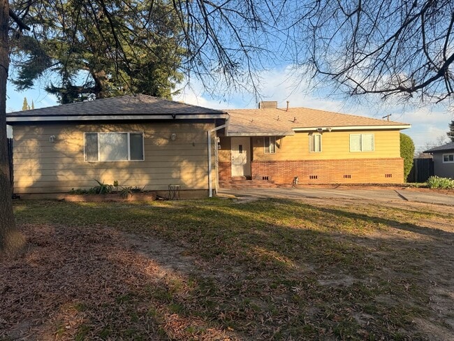 Building Photo - Spacious Home with Bonus Room And Huge Backyard in Quiet Neighborhood
