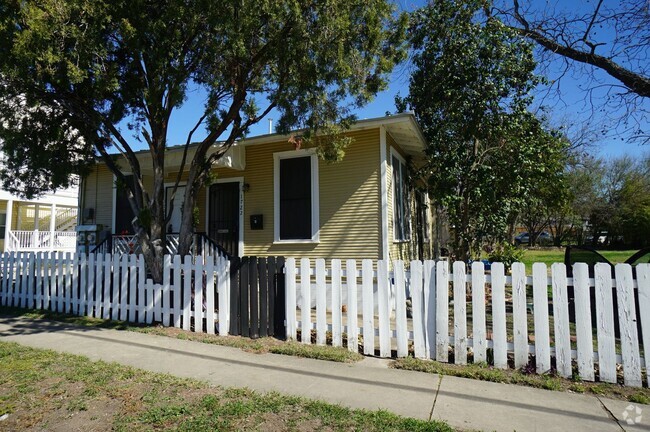 Building Photo - 1722 N Pine St Unit 1 (R) Rental