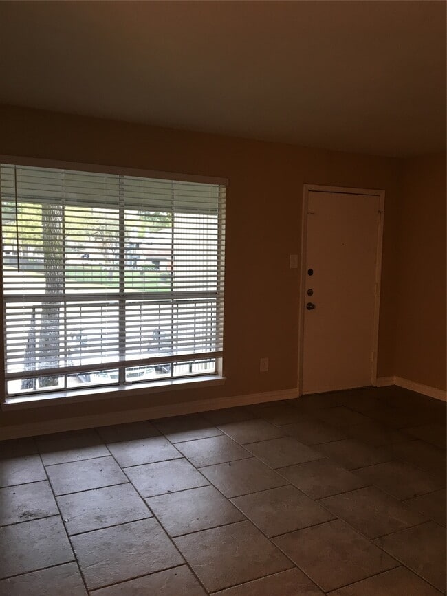 Photo - 5625 Antoine Dr Unit 102