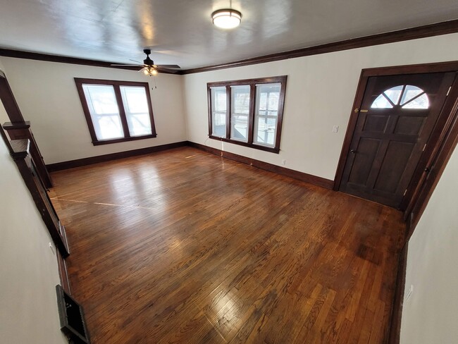 Livingroom - 1319 Prairie Ave Unit 1319 1/2