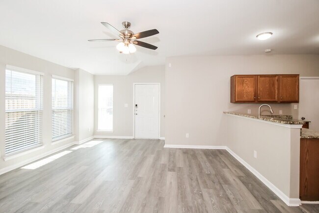 Photo - 825 Cruise St