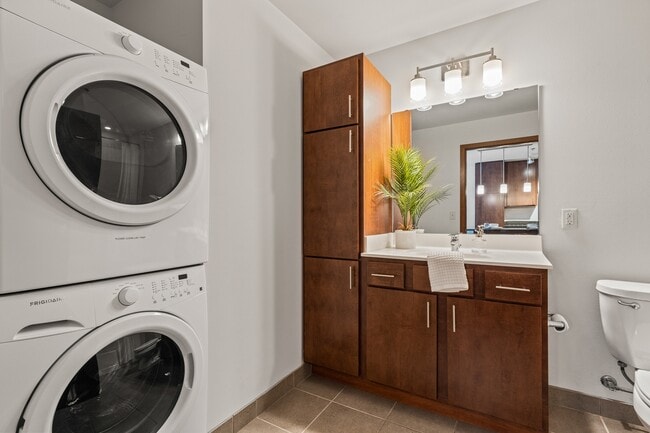 Domain Apartments in Downtown Madison, Wisconsin. Luxury studio, 1 bedroom, 1 bedroom + Den, and 2 bedroom apartments. - Domain