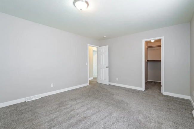 Photo - 10632 Queen St