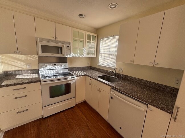 Photo - 168 Highview Ave Unit B