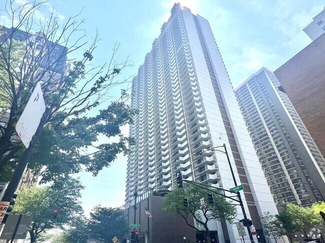 Building Photo - 6033 N Sheridan Rd Unit 27C Rental