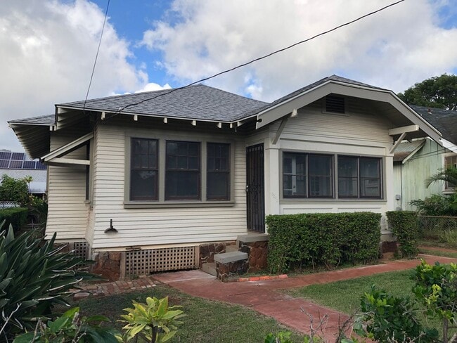 Building Photo - Charming detached single family Kaimuki 3 bdrm, 1 bath home on level lot