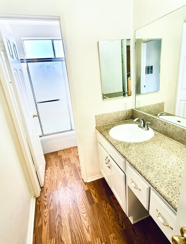 Photo - 1755 Granville Ave