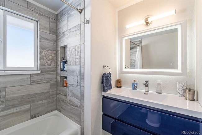 Main bathroom - 952 S Garland Way
