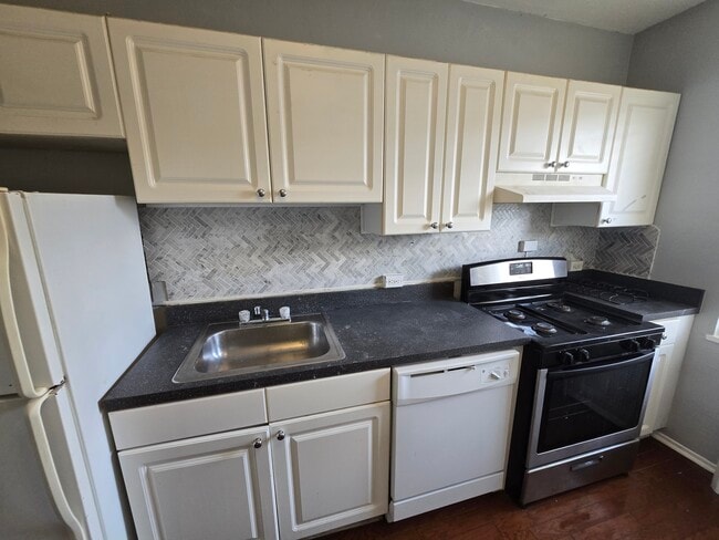 Photo - 674 Perth Pl Unit D