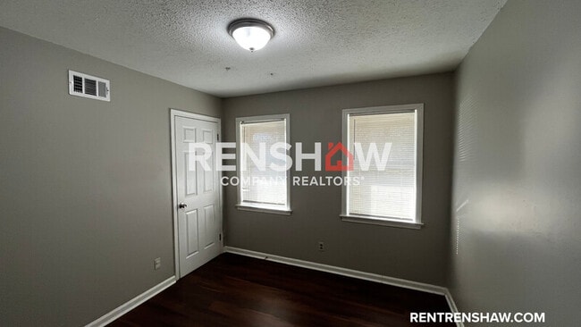 Building Photo - 2560 Thackery Dr