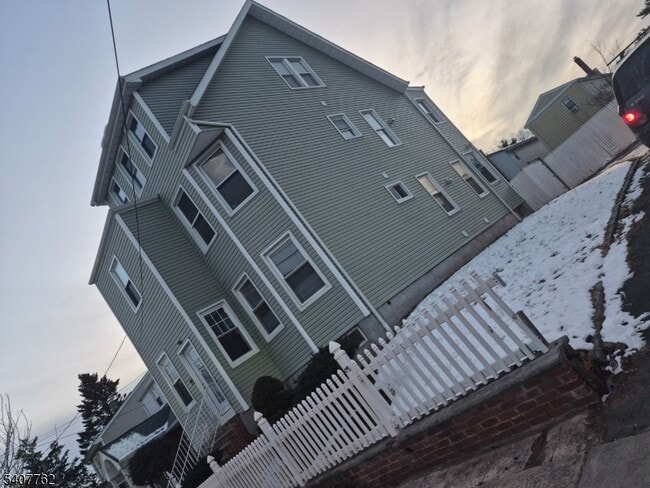 Building Photo - 95 Cedar Hill Ave