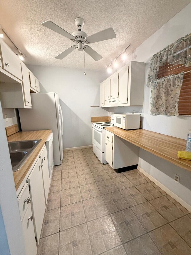 Photo - 930 SW 9th St Cir Unidad 205