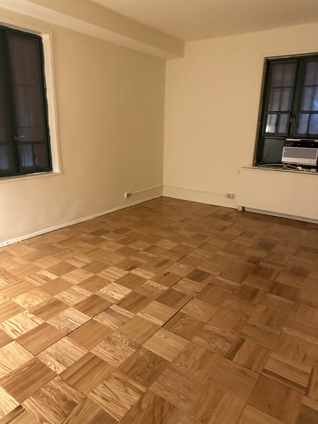 Super Large Bedroom with Two Windows + AC - 1680 Metropolitan Ave Apartamentos Unidad First Floor Beauty