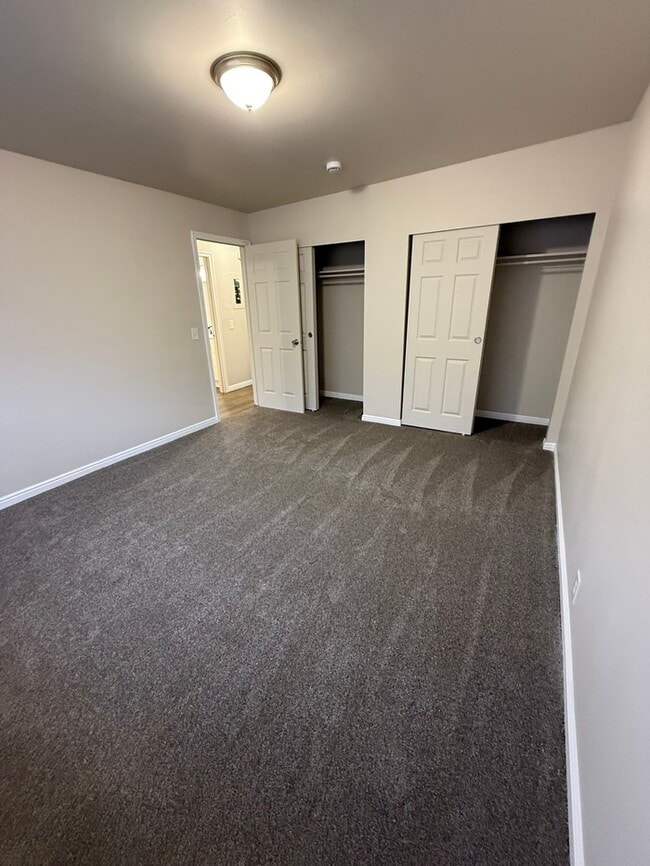 Photo - 833 N Riverside Dr