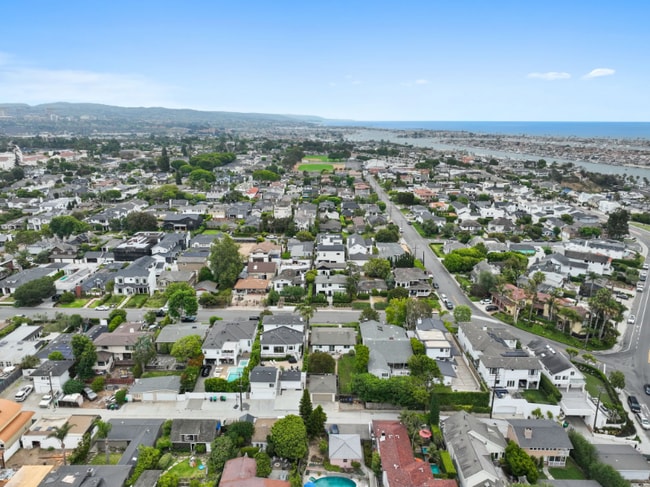 Photo - 421 Tustin Ave