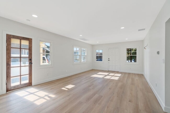 Photo - 744 Gladys Ave