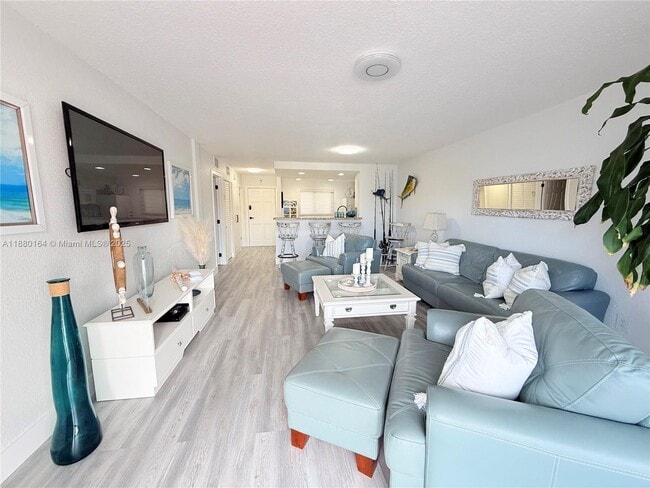 Photo - 4000 NE 170th St Unidad 402