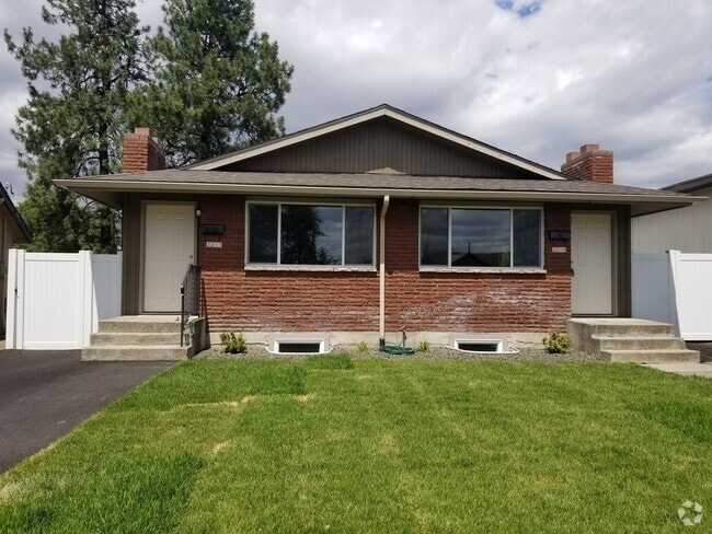 Building Photo - Spacious & Updated 3-Bed, 2-Bath Duplex in... Unit 2217 E. Central Ave Rental