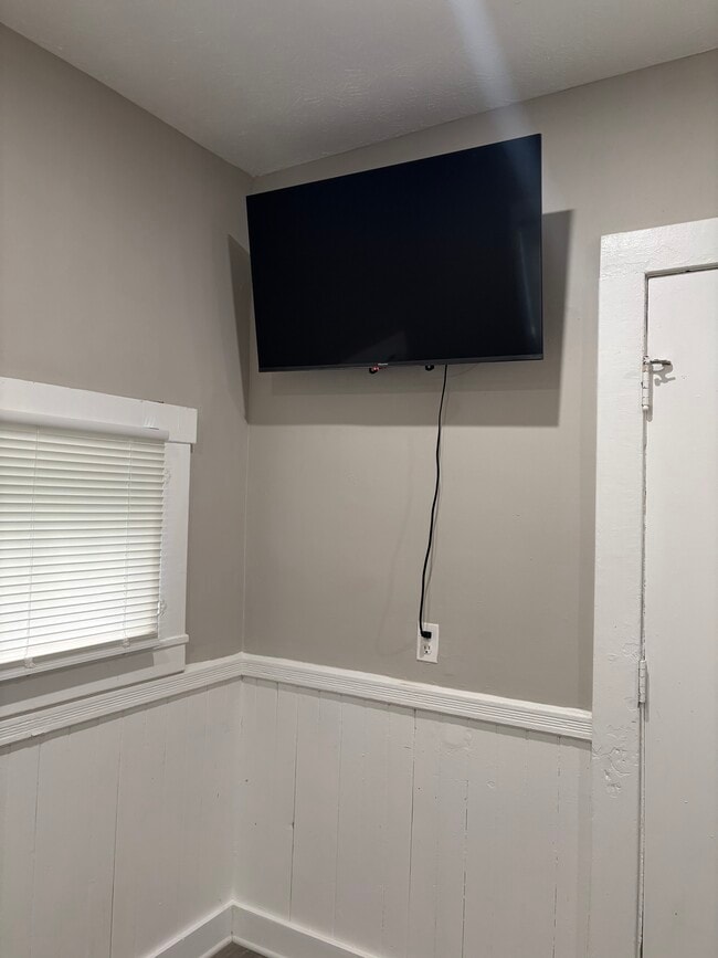 Photo - 1445 E 112th St