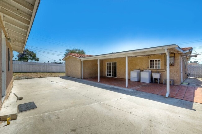 Photo - Three bedroom two bath home- fenced yard! - Castle Park