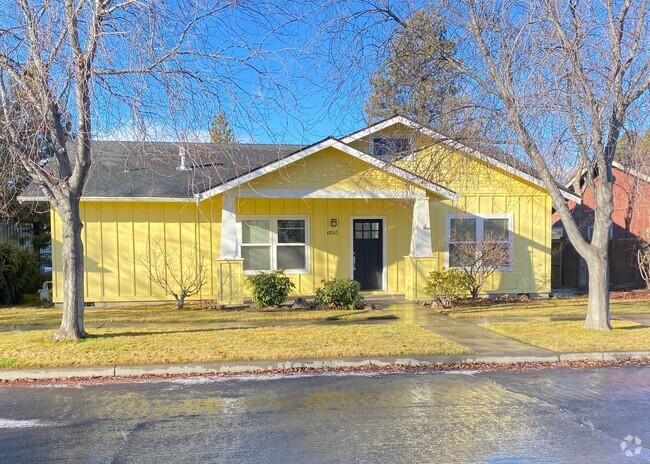 Building Photo - Single-level 3 BR-2BA + Den Home in SE Bend