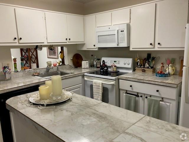 Building Photo - 6272 Chasewood Dr Unit B Rental