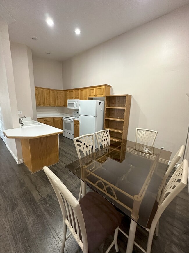 Photo - 1559 N Riverside Ave #10 Unit Riverside #10/private room #1 contract