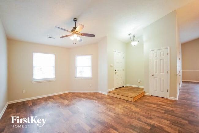 Photo - 825 Country Ln