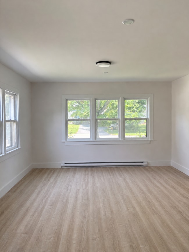 Photo - NEWLY RENOVATED THREE-BEDROOM APARTMENT - 94B PLEASANT STREET Unité B