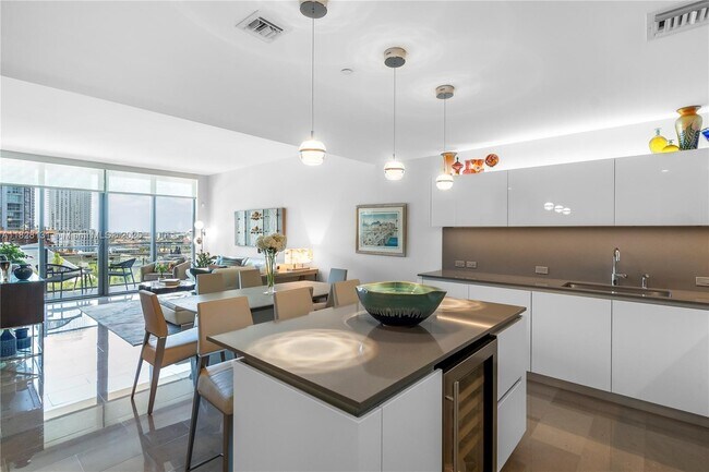 Photo - 68 SE 6th St Unidad 810 Rental