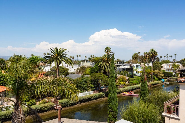 Photo - 432 Howland Canal