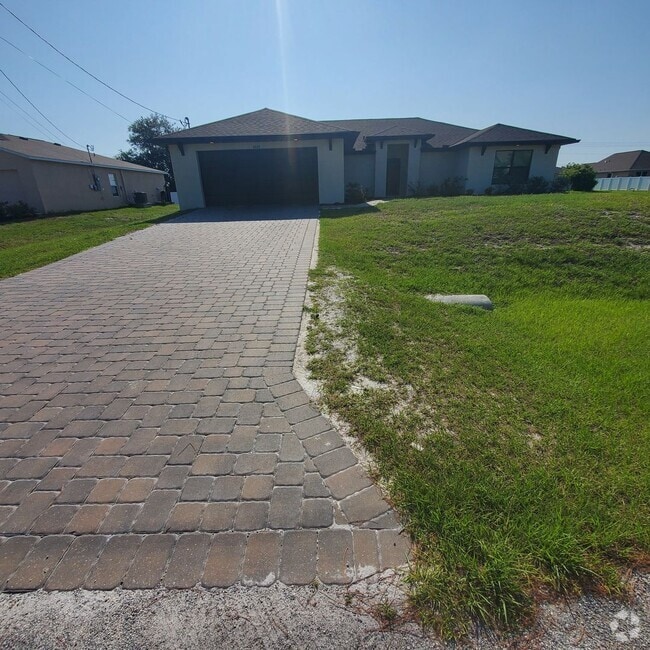 Building Photo - Spacious 4 Bedroom 2.5 Bath 2 Car Garage Home