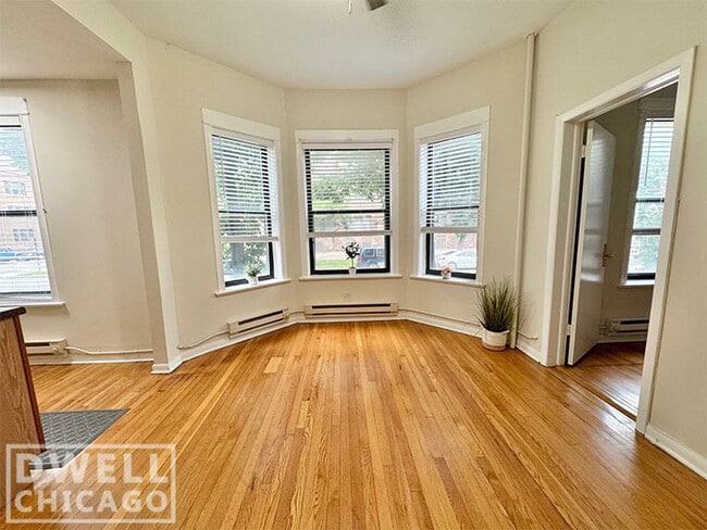 Building Photo - 923 W Waveland Ave Unit 1