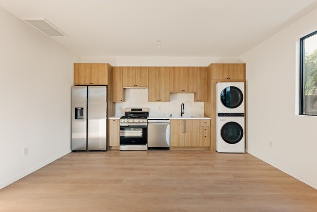 Photo - 17852 Saticoy St