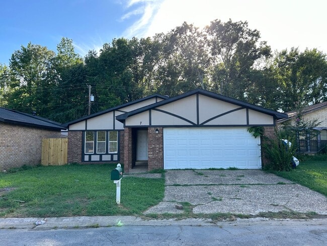 Building Photo - 4 bedroom and 2 bathroom