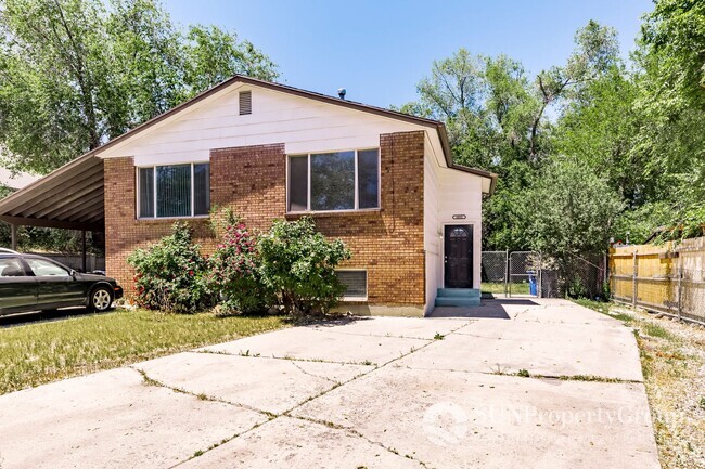 Building Photo - Updated Duplex In Great West Valley Area Rental