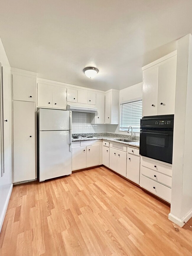 Building Photo - 1718 Sequoia Ave Unit 6 Rental