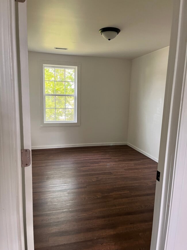 1087 W Main St