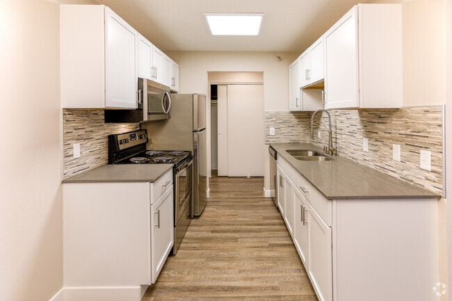 1BR, 1BA - 738 SF
