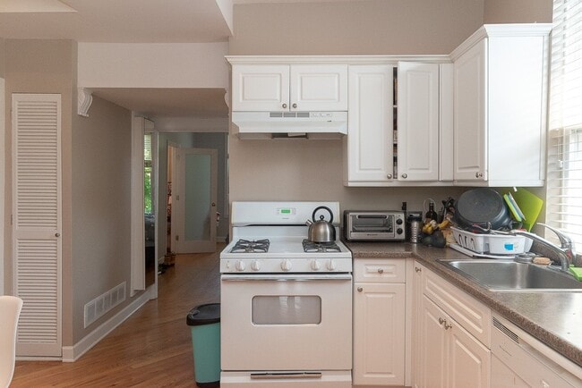 Photo - 3144 N Oakley Ave Unit M05H