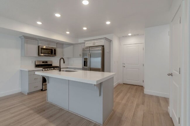 Photo - Beautiful Interior Townhouse - 3BD 3BA 2GA