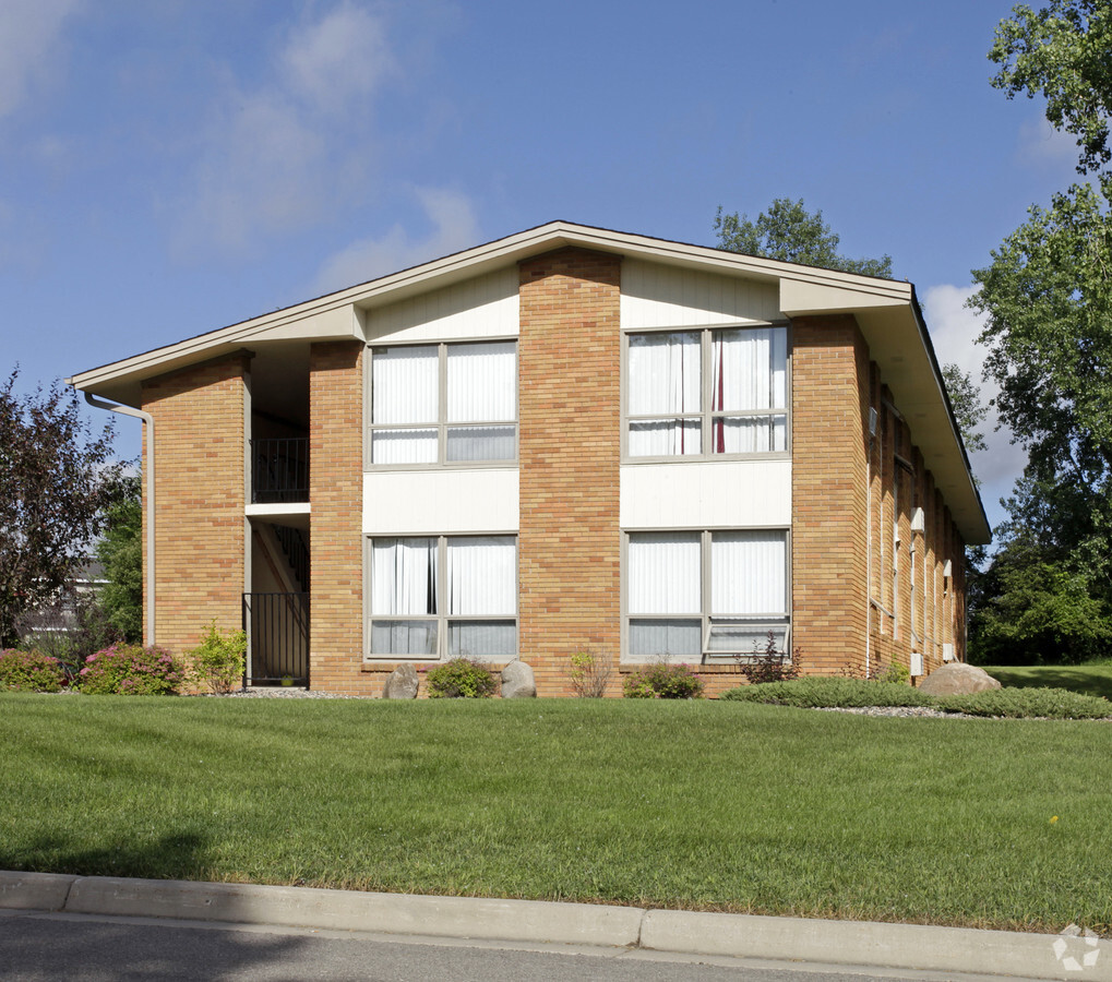 Photo - Whispering Pines Apartments