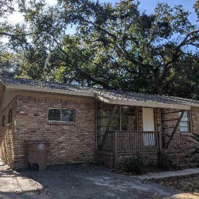 Building Photo - Brick Home 3 bed 2 bath
