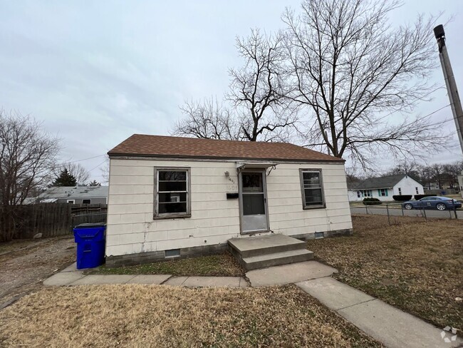 Building Photo - 2 bed 1 bath pet friendly with fenced in yard Rental