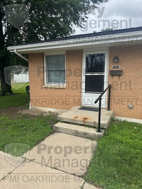 Building Photo - 2 Bed Single Level Apartment