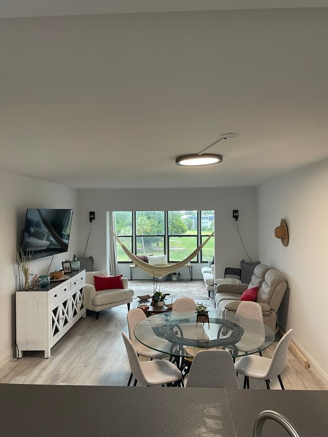 Building Photo - 1020 Country Club Dr Unit 406