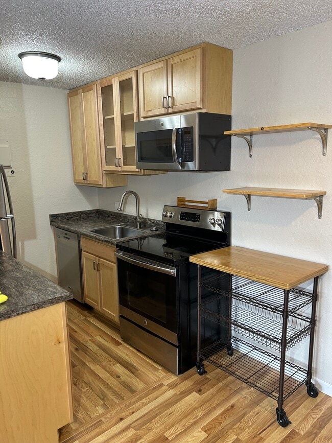 Updated kitchen - 3250 O'Neal Cir Unit H-31